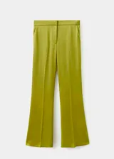 Pantalón de tiro medio confeccionado en tejido satinado con diseño recto y largo. Cuenta con dos bolsillos laterales y cierre oculto de botón, gancho y cremallera.