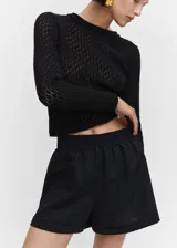 Short de tiro alto confeccionado en mezcla de lino y algodón, con cintura elástica, diseño recto y bajo con vuelta.