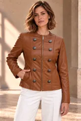 Campera de cuero estilo napoleón, color marrón, con cuello a la base, cierre frontal y detalles de botones metálicos decorativos en la parte delantera.