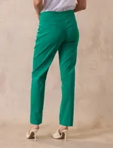Pantalón celeste en gabardina elastizada marca Zac & Rachel. Pretina ancha con faja interna modeladora. Largo de pierna con costura frontal pespunteada. Trasera con bolsillos ojal simulados.