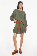 Sweater cropped de punto calado, color celeste melange, con mangas anchas de diseño holgado y cuello redondo.