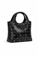 Bolso negro con asas redondas y diseño decorado con ojales y tachas metálicas.