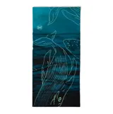 Bufanda tubular multifuncional Buff, confeccionada en tejido elástico con protección solar UPF 50. Presenta un diseño estampado con motivos de ballenas en tonos azules y negros.