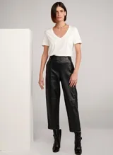 Remera blanca de tejido de punto con escote en pico y mangas cortas.