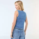 Chaleco sin mangas confeccionado en denim azul, con diseño cruzado y cierre frontal mediante botones metálicos. Presenta cuello redondo y un corte estructurado.