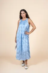 Vestido largo celeste con estampado tie-dye, de corte amplio y cuello redondo.