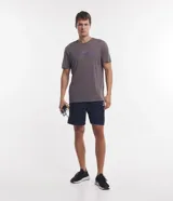 Remera deportiva dry fit de manga corta y cuello redondo, color gris, con estampado de lettering contrastante en el pecho.