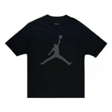 Remera de manga corta color negro con estampado frontal del logo Jumpman de Jordan en color gris con patrón de monograma.