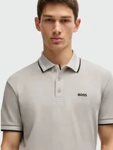 Remera polo de manga corta Boss, confeccionada en tejido de punto piqué. Presenta cuello y puños con detalles en contraste, cierre frontal de botones y logo de la marca bordado en el pecho.