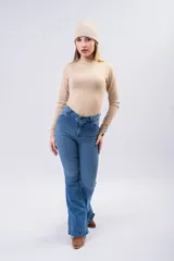 Polera color marrón con cuello alto y mangas largas.