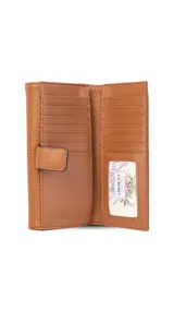 Billetera larga de diseño rectangular con solapa frontal y detalle de aro metálico central. Presenta múltiples compartimentos internos para tarjetas, billetes y un monedero con cierre.