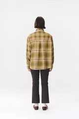 Camisa de corte holgado en color bordó con estampado de cuadros y monograma. Presenta cuello redondo con borde de puntilla, bolsillo frontal con detalle de puntilla, cierre frontal con botones y puños con terminación en puntilla.