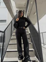 Pantalón de tiro alto con diseño combinado en bengalina y paneles laterales de eco cuero. Presenta un corte recto y holgado con cierre frontal y bolsillos laterales.