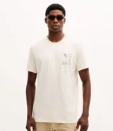 Remera de manga corta y cuello redondo, confeccionada en una mezcla de algodón y poliéster. Presenta un pequeño bordado en el pecho con la letra M.