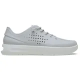 Championes Crocs InMotion Pacer de color gris claro, con diseño deportivo, cordones elásticos y suela blanca. Incorporan tecnología Free Feel™ y plantilla LiteRide™.
