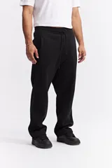 Pantalón de jogging negro de corte recto sin puños, con cintura elástica y cordón de ajuste. Cuenta con bolsillos laterales.