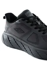 Championes deportivos Umbro modelo Bram, color negro con suela gruesa gris y cordones tono sobre tono.
