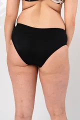 Culotte de bikini rojo liso, de tiro bajo y forro interior delantero.