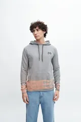 Canguro gris con capucha y cordones, con logo 'leap' estampado en el pecho.