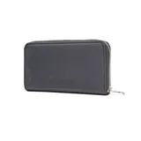 Billetera tipo fichero de color negro, con cierre perimetral y logo circular metálico de la marca XL en el frente.