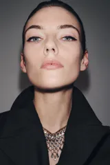 Collar de cadena fina dorada con un colgante en forma de triángulo invertido, compuesto por una red de eslabones circulares engastados con pequeñas piedras brillantes.