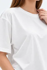 Remera de manga corta color rojo, con cuello redondo a la base y diseño holgado.
