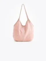 Bolso tipo hobo confeccionado en cuero vacuno con efecto rugoso, de color negro, con manija larga de hombro y ribetes en cuero liso. Incluye un llavero colgante de cuero con la marca grabada.