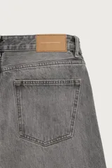 Jeans regular fit de mezclilla celeste con efecto lavado, corte recto y diseño clásico de cinco bolsillos. Cuenta con cierre frontal de botones.