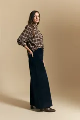 Pantalón wide leg de pana color tostado, de tiro alto con cierre de botones frontales visibles y bolsillos laterales.