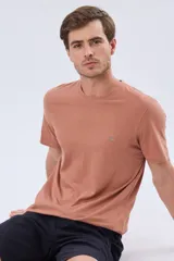 Remera lisa de manga corta y cuello redondo, color gris oscuro, de calce cómodo con pequeño logo bordado en el pecho.