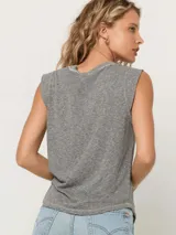 Musculosa gris con escote en V y ribete blanco.