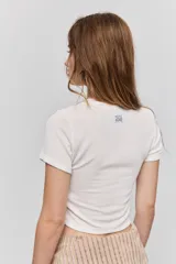 Remera de manga corta con textura acanalada, cuello redondo y calce ajustado al cuerpo.