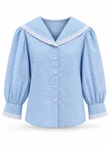 Blusa de manga larga con estampado de cuadros vichy en tonos celestes y blancos, cuello marinero con bordado inglés y cierre frontal de botones.
