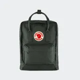 Mochila Fjällräven modelo Känken Classic de color verde oscuro, con compartimento principal con cierre, bolsillo frontal con cierre, asas superiores y correas ajustables. Incluye el parche circular con el logo de la marca en el frente.