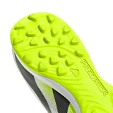 Championes de fútbol Adidas Predator League TF, color blanco con estampado de piel de serpiente, detalles en negro y amarillo flúor. Presentan las tres tiras características de la marca en los laterales y suela con tapones para césped artificial.