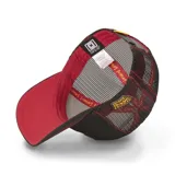 Gorra tipo trucker color negro con paneles traseros de malla. Presenta un parche bordado frontal con los personajes de Looney Tunes sobre un fondo circular rojo. Incluye detalles en hilo rojo en la visera y parches laterales con la marca y el logo de la serie.