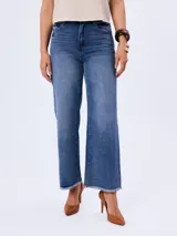 Pantalón jean de tiro alto con diseño wide leg y pierna ancha, con terminación de ruedo deshilachado.