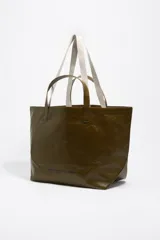 Bolso tipo tote de Bimba y Lola, color dorado con acabado metalizado y efecto arrugado. Presenta un diseño cuadrado con estampado central de la marca en un recuadro oscuro y doble asa de mano en color crema.
