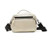 Cartera bandolera de cuero sintético color negro, con diseño rectangular, cierre superior, bolsillo frontal con cierre y manija superior. Incluye correa larga ajustable y extraíble para usar al hombro o cruzada.