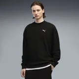 Buzo Puma ESS Elevated Relax Material Crew de color negro, confeccionado con textura acanalada sutil, cuello redondo, mangas largas y el clásico logo del felino de la marca bordado en blanco en el pecho.