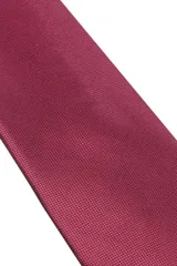 Corbata morada con pequeños lunares blancos.