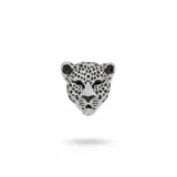 Broche con forma de cabeza de pantera, realizado en metal plateado con incrustaciones de strass en tonos blanco y negro.