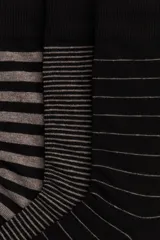 Pack de tres pares de medias de caña media en punto fino de mezcla de algodón, con diseño a rayas de diferentes grosores en tonos negro y gris.