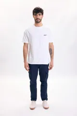 Pantalón cargo azul marino, con bolsillos laterales en las piernas y corte clásico.