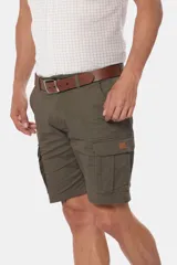 Bermuda cargo color verde oliva, confeccionada en 98% algodón y 2% spandex, con múltiples bolsillos y cinturón de cuero marrón.