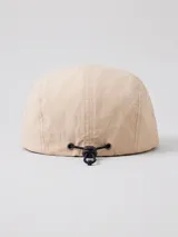 Gorro tipo five panel color arena con logo de la marca Rusty bordado en negro en el frente.
