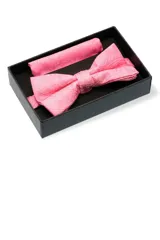 Moña amarilla con estampado floral y pañuelo de bolsillo a juego, presentados en caja negra.