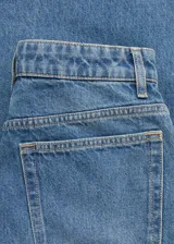 Pantalón de jean estilo balloon, de tiro medio y corte holgado, con diseño de cinco bolsillos, cierre de botón y cremallera.