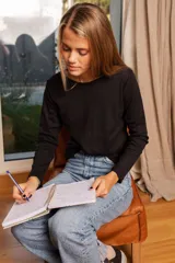 Remera manga larga color verde seco, de corte recto y cuello redondo.