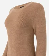 Vestido midi de punto con cuello redondo, mangas largas y falda evasé. Confeccionado en tejido de viscosa, poliéster y poliamida.